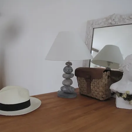 La Maison Bleue, Authentique Et Charmante Maison De Pecheur